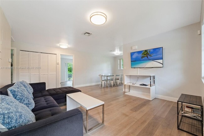 Foto del edificio - 6198 SW 63rd St