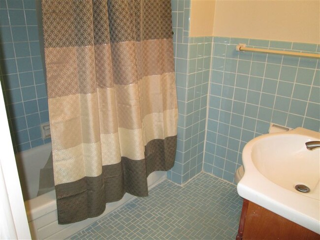 Building Photo - 2 br, 1 bath Triplex - 406 W Jefferson St ...