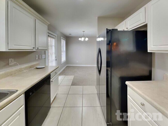 Foto del edificio - 1048 Whispering Woods Dr