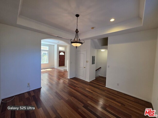 Building Photo - 5242 Vesper Ave