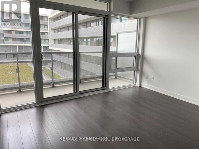 Building Photo - 120-120 Varna Dr