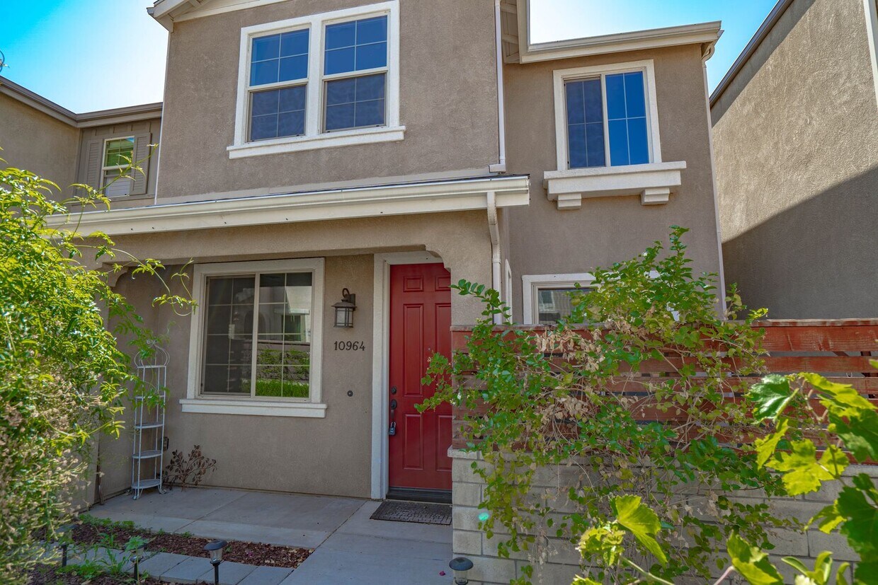 Foto principal - COMING SOON! Modern 3-Bedroom Home in Nort...