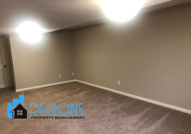 Foto del edificio - Beautiful 5BR 3.5 bathroom house in North East Normal. Large fenced in back yard.