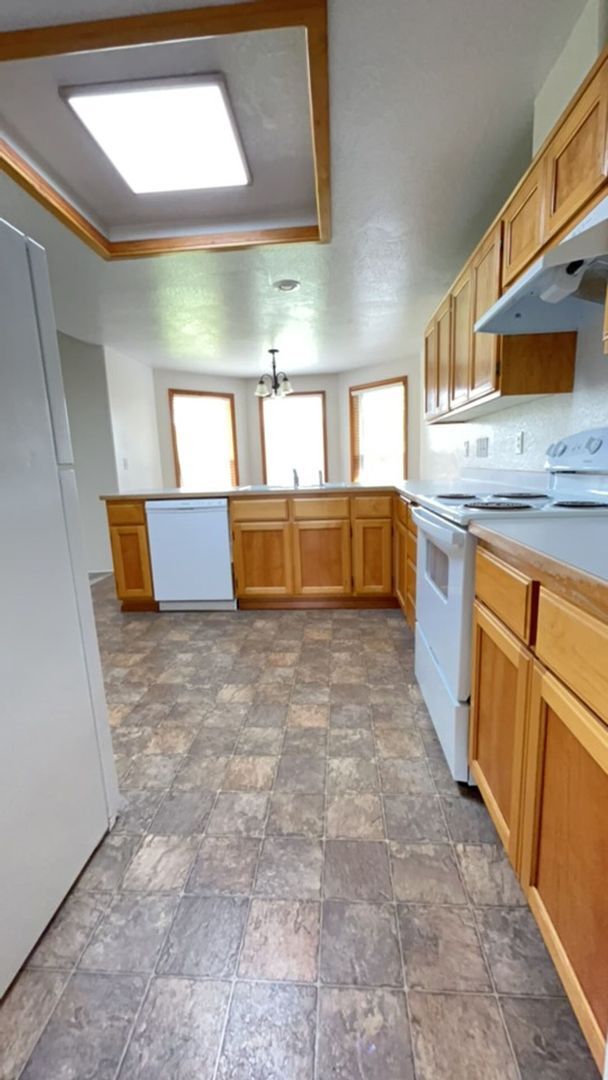 Building Photo - 3 Bedroom 2 Bath Single Family Home with 2...