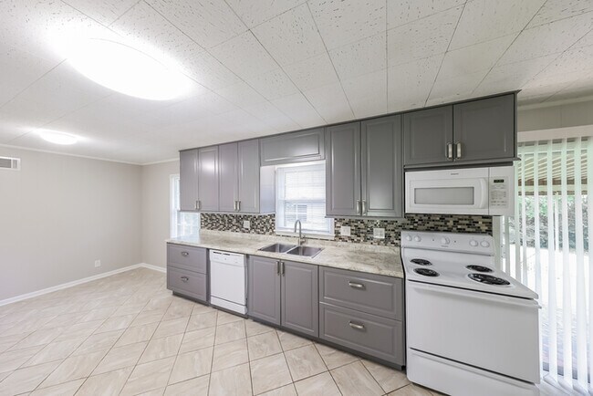 Building Photo - 2042 Idlewood Dr