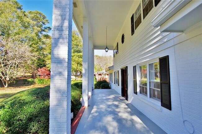 Foto del edificio - 300 Plantation Rd SW