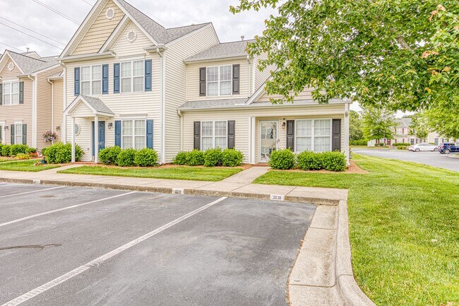 Building Photo - Beautiful 2-Story 3 bedroom and 2.5 townhouse in High Point, off Skeet Club Rd and Eastchester