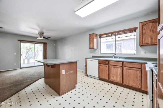 Foto del edificio - 808 W Roeser Rd