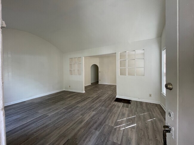 Building Photo - 1140 S Highland Ave