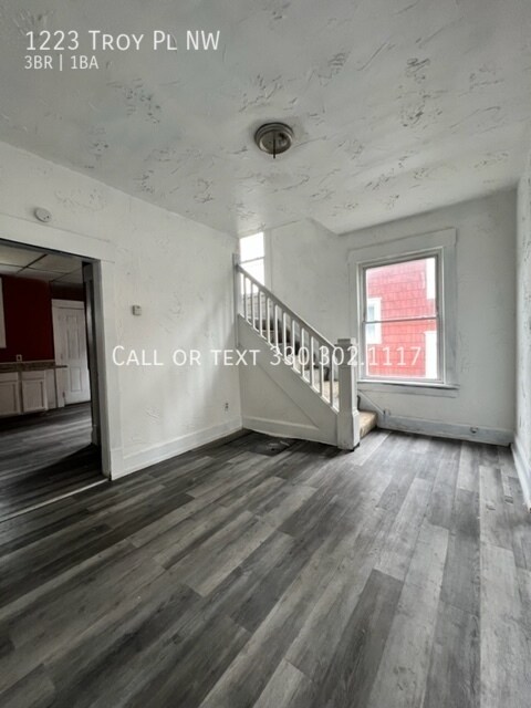 Building Photo - Spacious 3 bedroom duplex for rent - Canto...