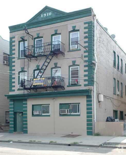 Primary Photo - 77 Hope Ave