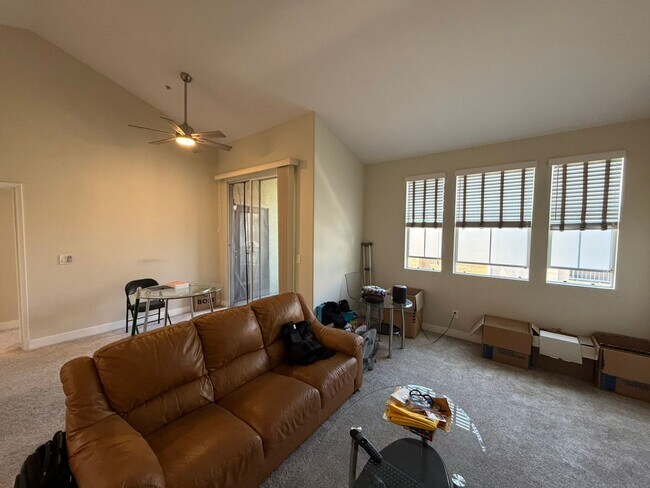 Foto del edificio - Elevated Living: Modern Top-Floor Sanctuary with Tree-Lined Views
