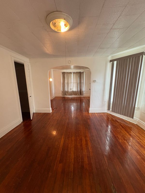 Foto del edificio - 310 E Delavan Ave