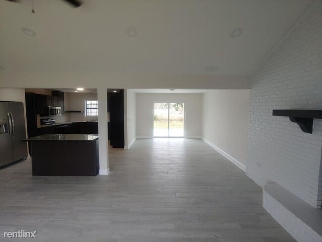Building Photo - 4 br, 3 bath House - 3928 E 9th St