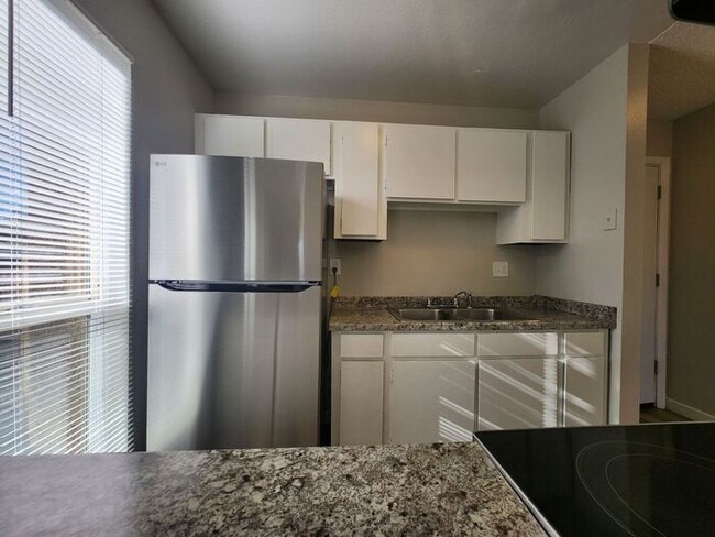 Building Photo - Spacious 2-Bedroom Apartment with Private ...