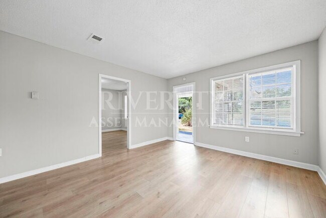 Foto del edificio - NICE 4 BEDROOM HOME NEAR NORTH HOLLYWOOD!!!! SECTION 8 WELCOMED !!!!