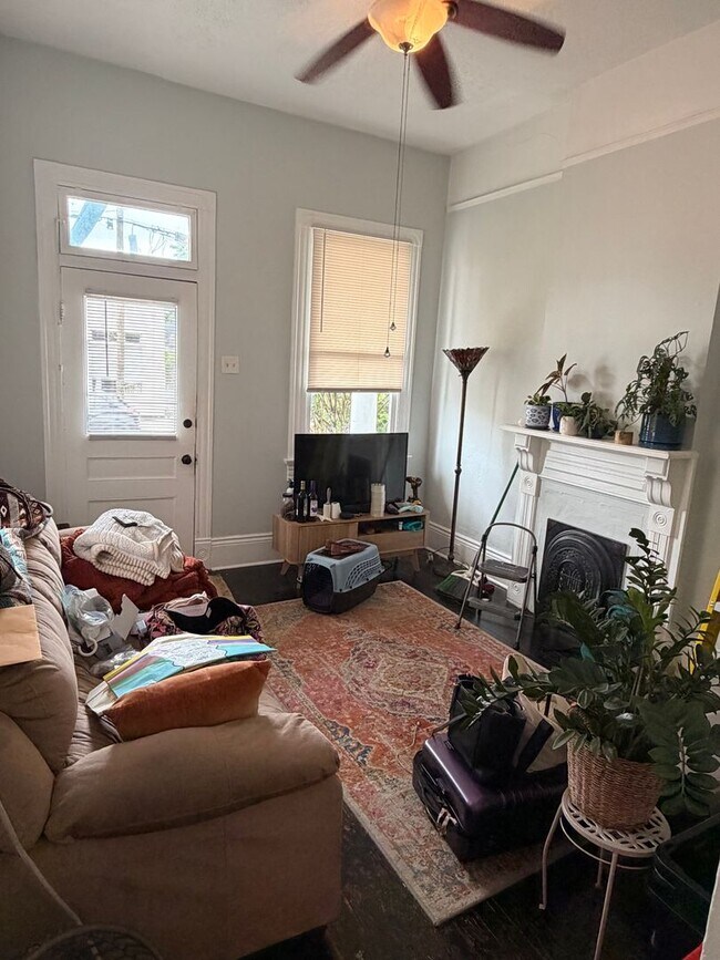 Building Photo - Spacious 1BD Shotgun, Uptown with Backyard!