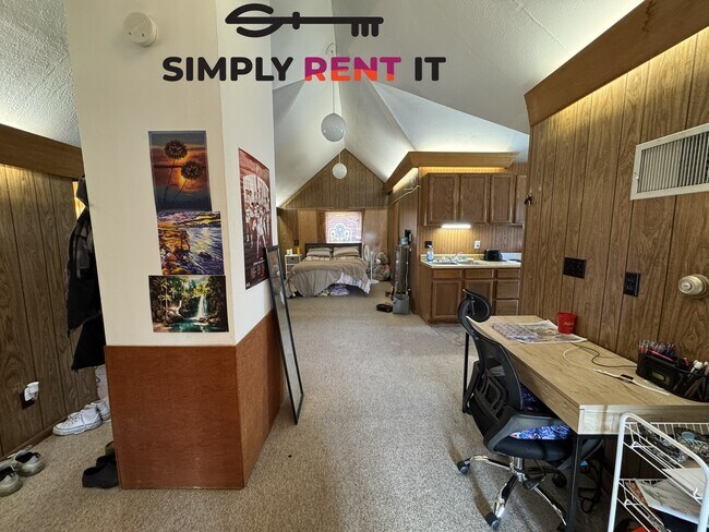 Foto del edificio - Upper Level Studio Near Campus, Free Parki...