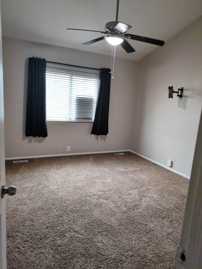 Foto del edificio - 215 Blue Bonnet Dr