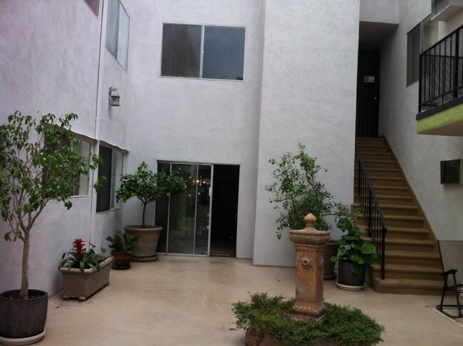 Foto del edificio - 2055 Rodney Dr