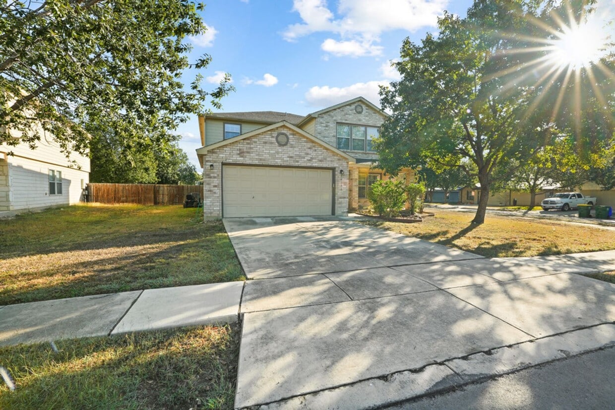 Foto principal - 5 Bedroom/3 Bath Retama Springs Subdivision