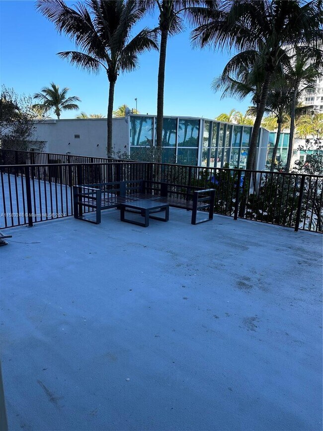 Foto del edificio - 9273 Collins Ave