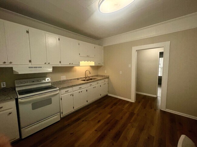 Foto del edificio - Freshly updated two bedroom, 1 bath house ...
