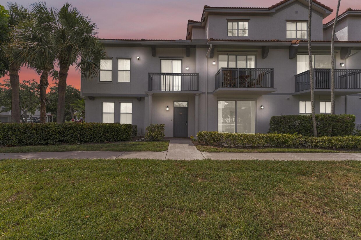 Foto principal - 2032 Alta Meadows Ln