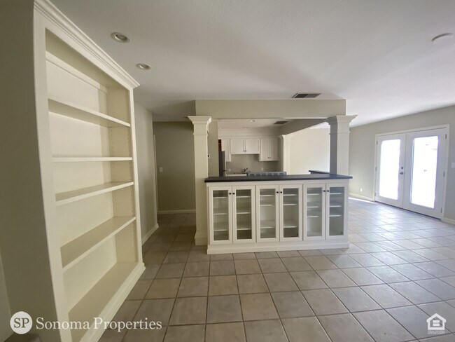 Foto del edificio - Spacious Condo on Eastside, Close to Plaza!