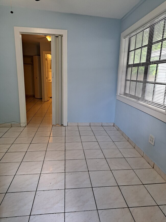 Building Photo - 6444 NW Miami Pl