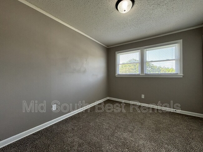 Building Photo - 6 Whitmore Cir
