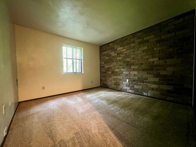 Foto del edificio - Second Floor One Bedroom Apartment! Built-In A/C, Off-Street Parking & More! Call Today!