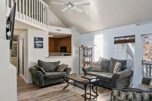 Building Photo - Amazing 1 bedroom Condo & Large Loft
