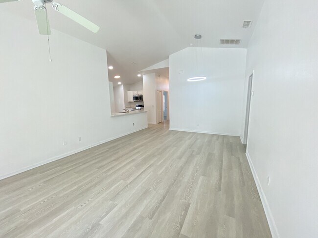 Building Photo - 221 Starbird Ct