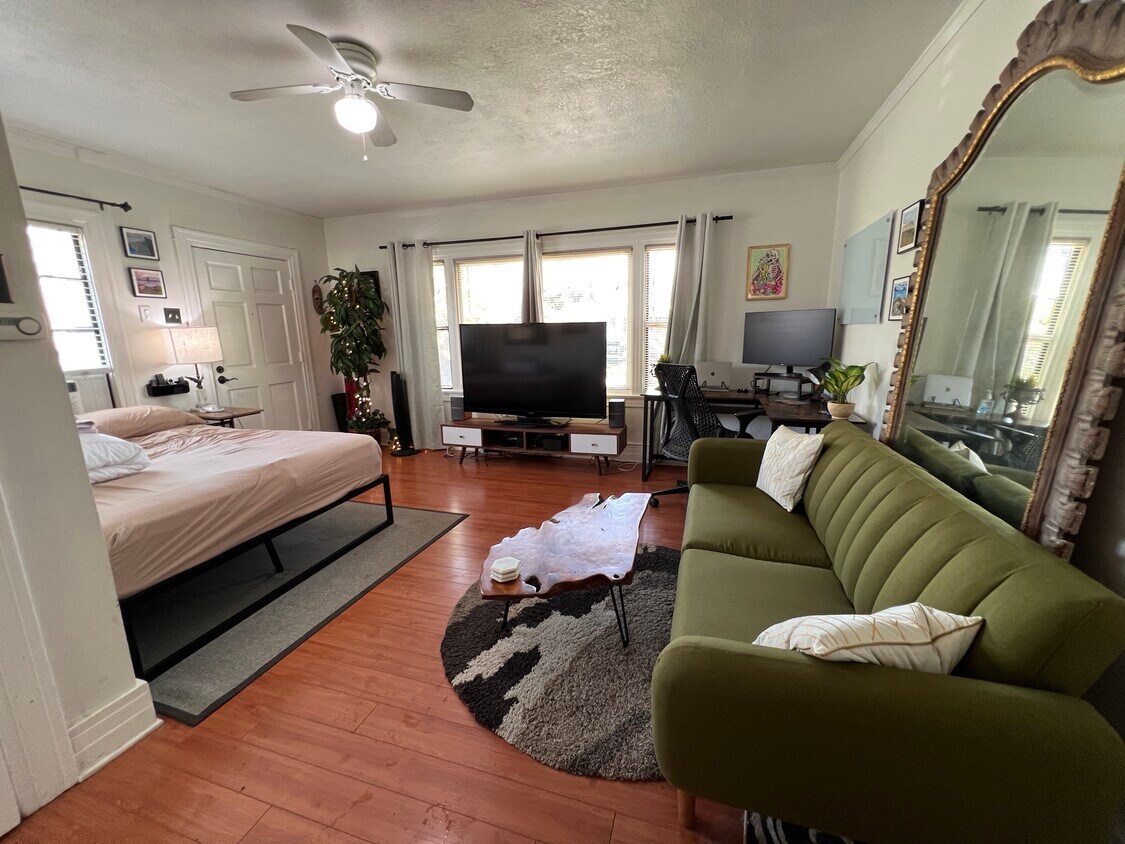 Foto principal - 3400 E 2nd St
