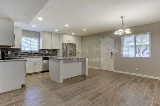 Foto del edificio - 1527 W Huntington Dr