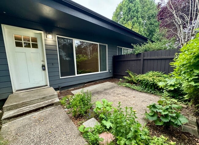 Building Photo - Reed Neighborhood Gem~ Great Natural Light...