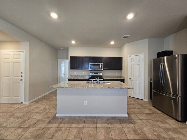 Foto del edificio - PRICE REDUCTION & NEW IN MANAGEMENT - AVAI...