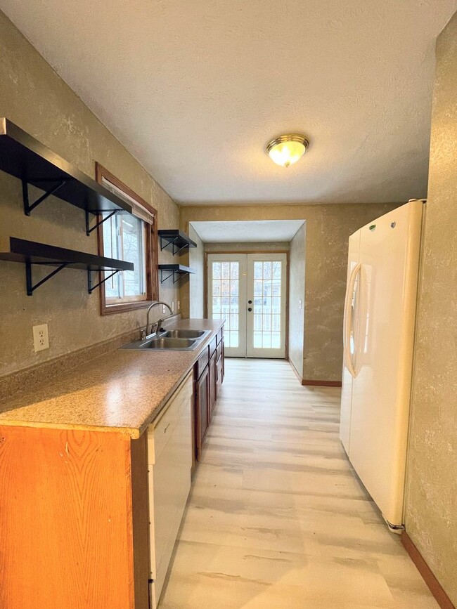 Building Photo - 2 Bedroom House With Basement