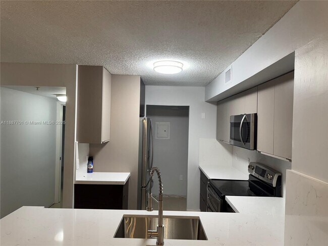 Foto del edificio - 2051 Renaissance Blvd