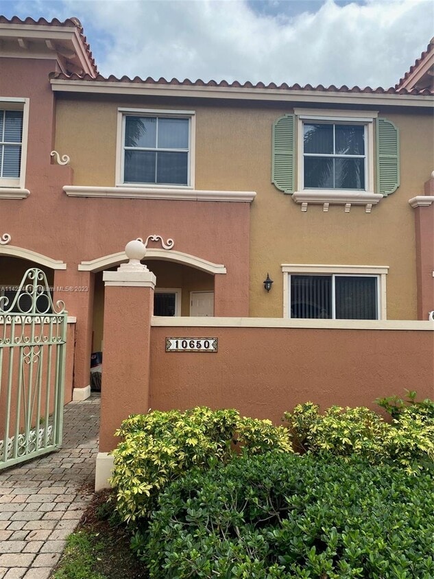 10650 SW 7th St, Pembroke Pines, FL 33025 Townhouse for Rent in