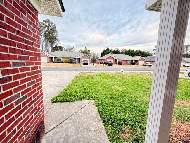 Foto del edificio - 110-112 Lyons Dr NW