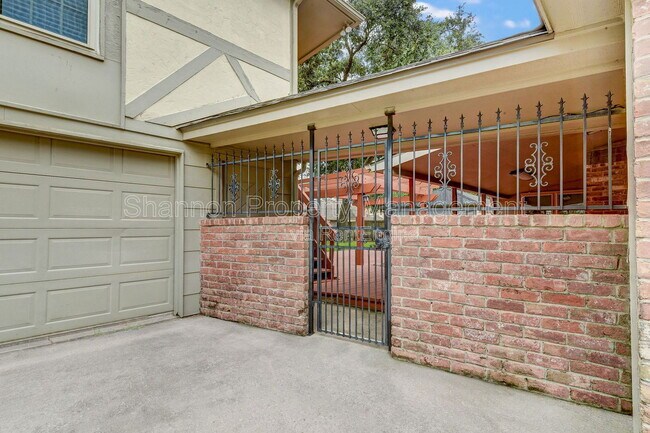 Foto del edificio - 15606 Dawnbrook Dr