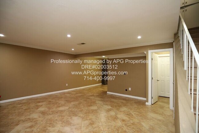 Building Photo - 2 bedroom 1.5 bathroom end unit condo in w...