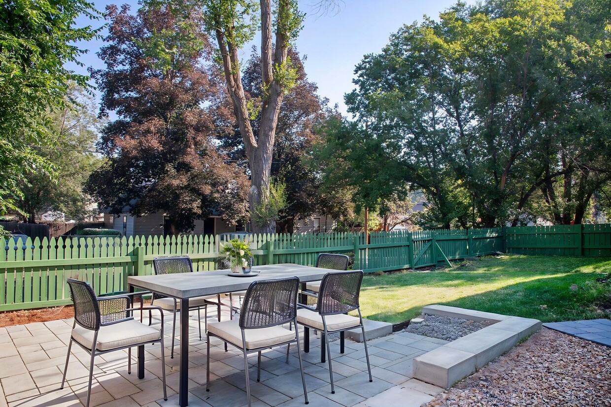 Foto principal - Charming Westside Duplex! Minutes from Dow...