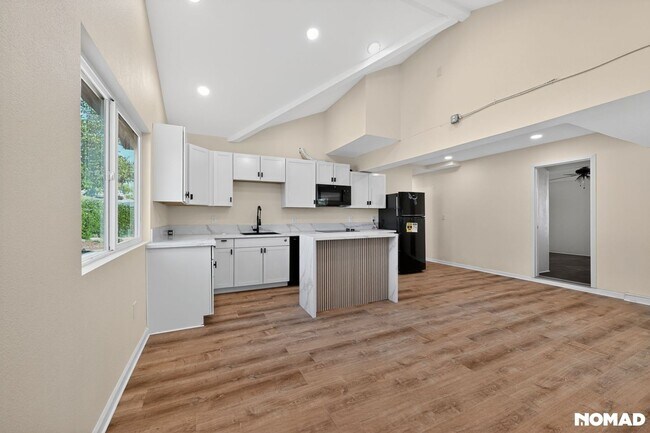 Foto del edificio - Bright & Modern 2-Bed Home with Ocean Glimpses in Prime Vista Location