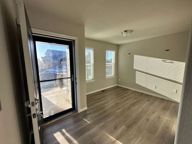 Foto del edificio - BEAUTIFUL 5 BEDROOM, 4 BATH HOME IN LORSON...