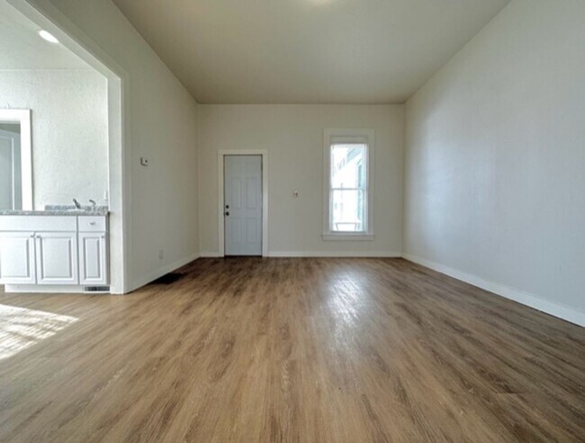Building Photo - Pine St Triplex