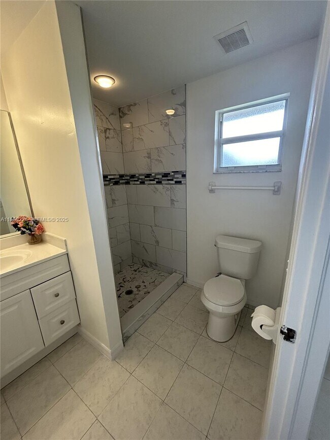 Foto del edificio - 2422 Vernon Ave S