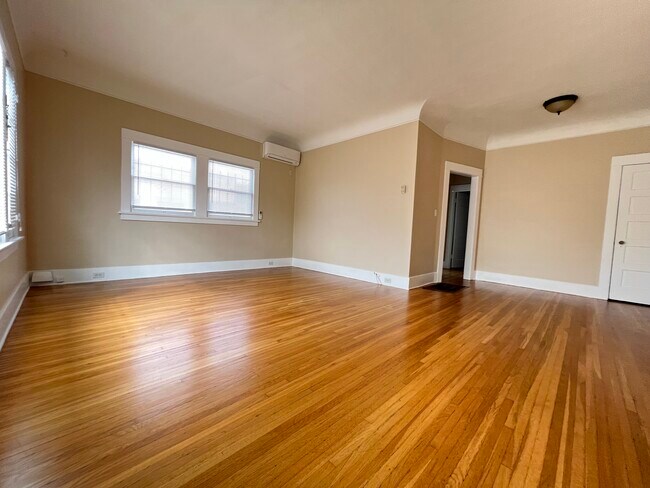 Sala de estar desde la puerta de entrada - 1642 La Fayette Rd